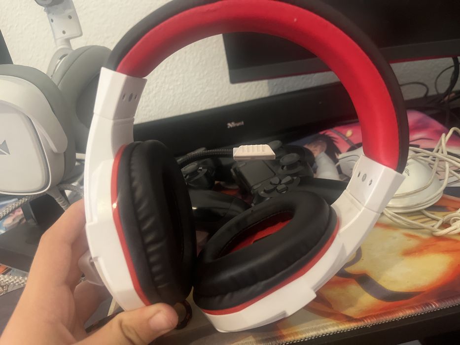 Vendo ps4 em exclente estado de 1 tb com  13 jogos, acessorios e dois comandos
