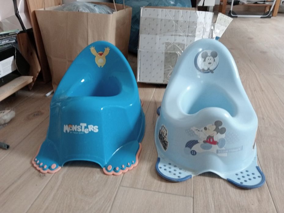 2 nocniki dla dzieci , stabilne , twarde tworzywo