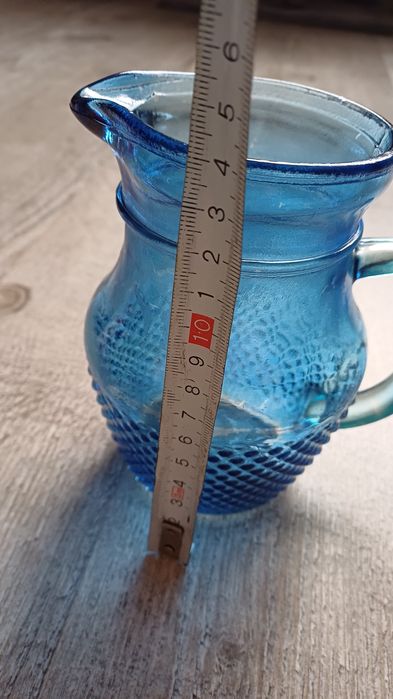 Niebieski dzbanek szklany
