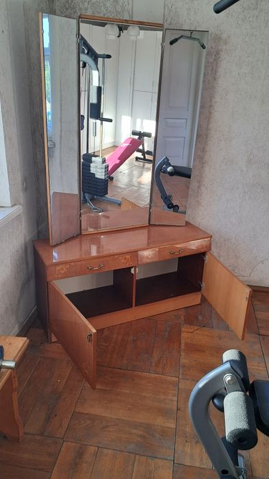 Трюмо з дзеркалом