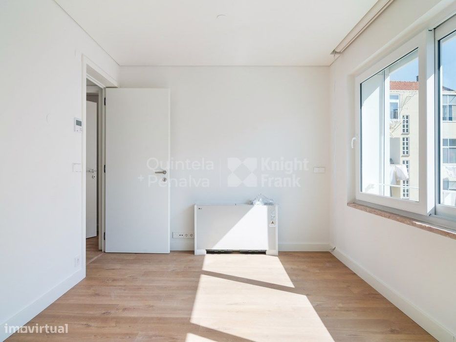 Apartamento T2 com varanda para arrendamento em Algés