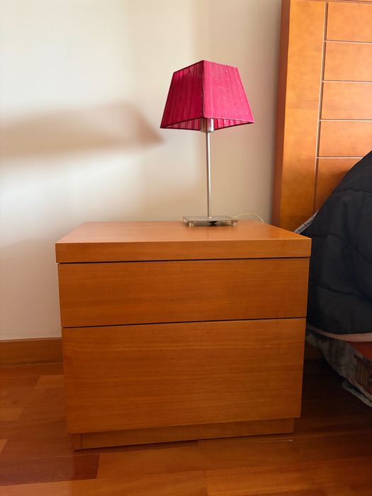 Conjunto de cama, colchão e mesas de cabeceira