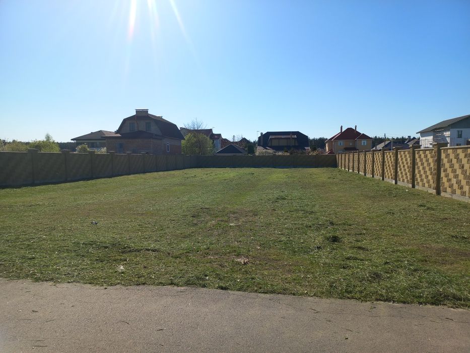 Покос трави на ділянці, на дачі, біля будинку. Удаление поросли, уборк ...