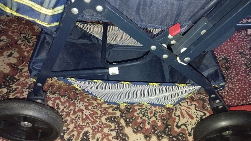 Дитяча прогулянкова коляска