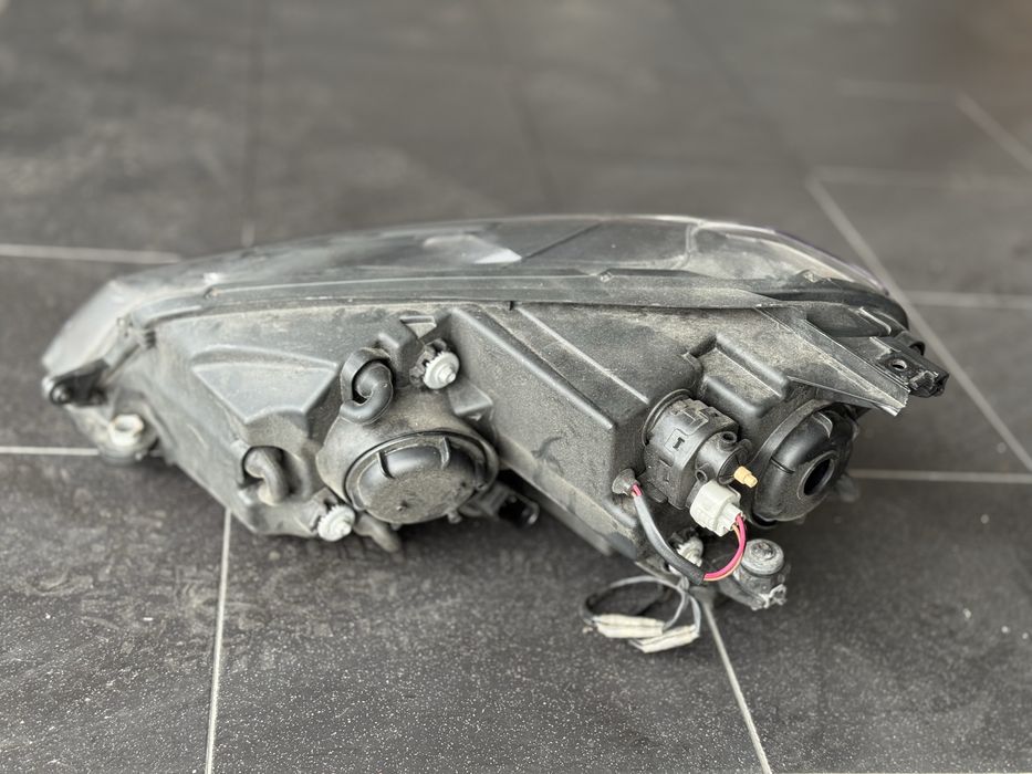 Farol Direito Golf 7.5