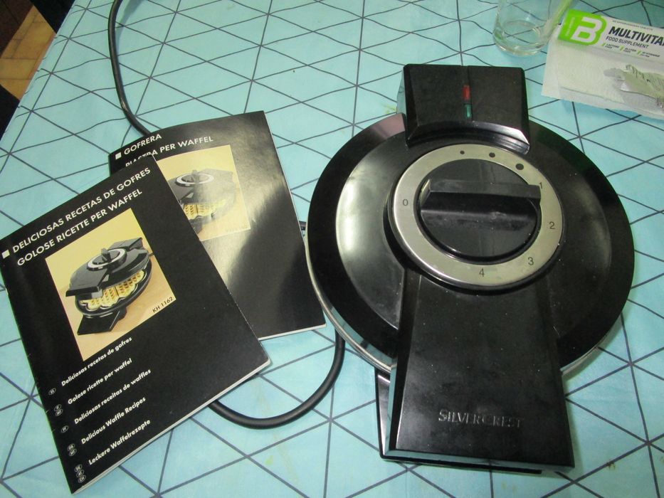 Máquina de fazer waffles, praticamente nova.