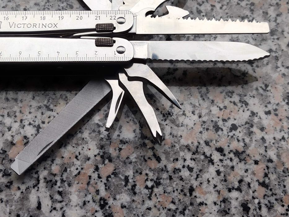 Multitool Victorinox SwissTool z etui