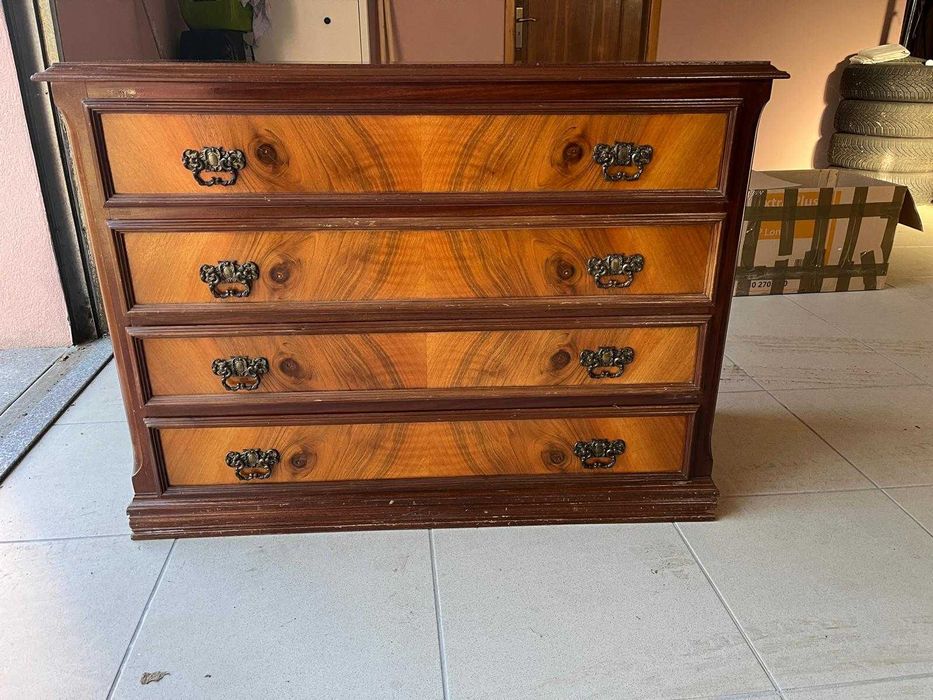 Vendo Cómoda de quarto em madeira maciça mogno em bom estado