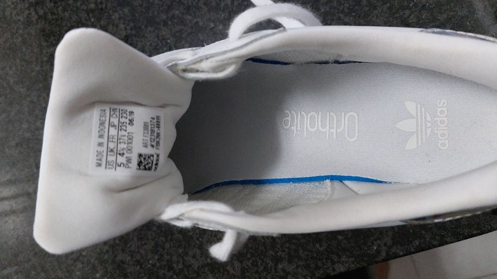 1 par de sapatilhas de marca adidas com o n" 37 e 1/3