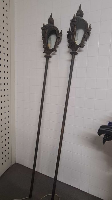 Candeeiro vertical com estilo medieval