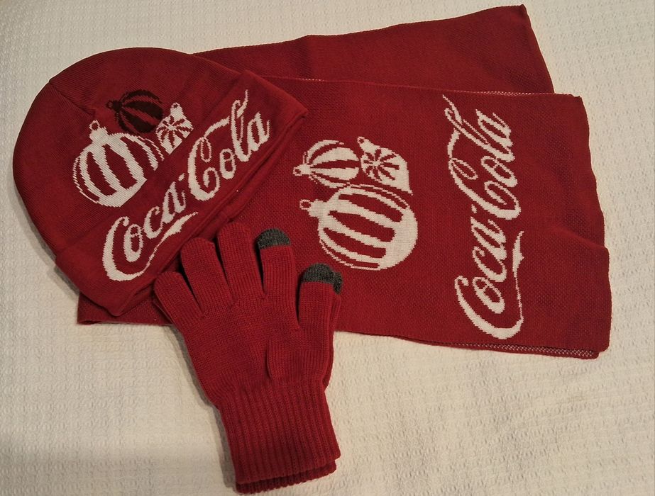 Продам. Зимовий комплект Coca-Cola. В'язані: шапка, шарф, рукавички.