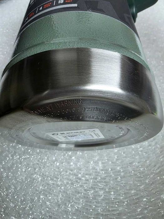 Termos na napoje Stanley 1,9 l zielony, defekt
