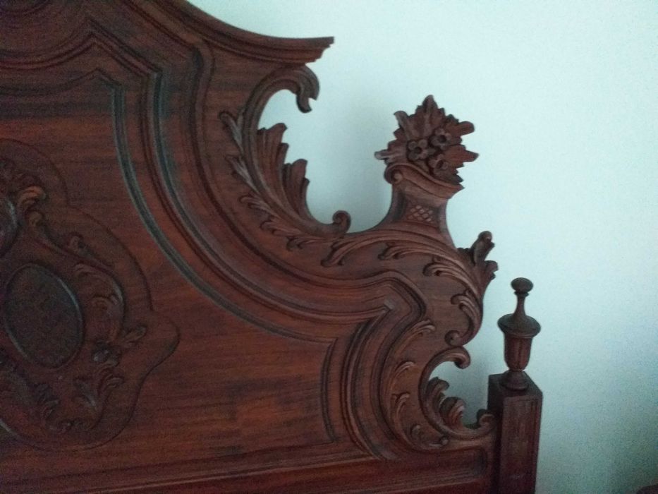Cama antiga maciça em bom estado desmontada