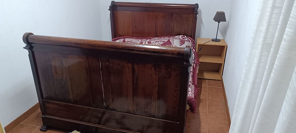 Cama antiga em excelentes condições