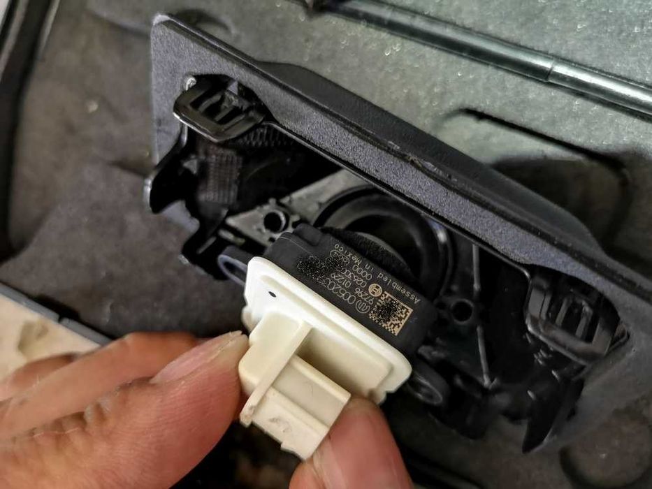 Jeep Renegade Kamera cofania obraz na fabrycznym ekranie montaż ?