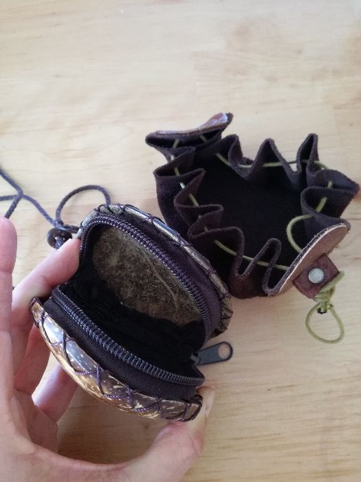 Carteiras para moedas, em materiais naturais