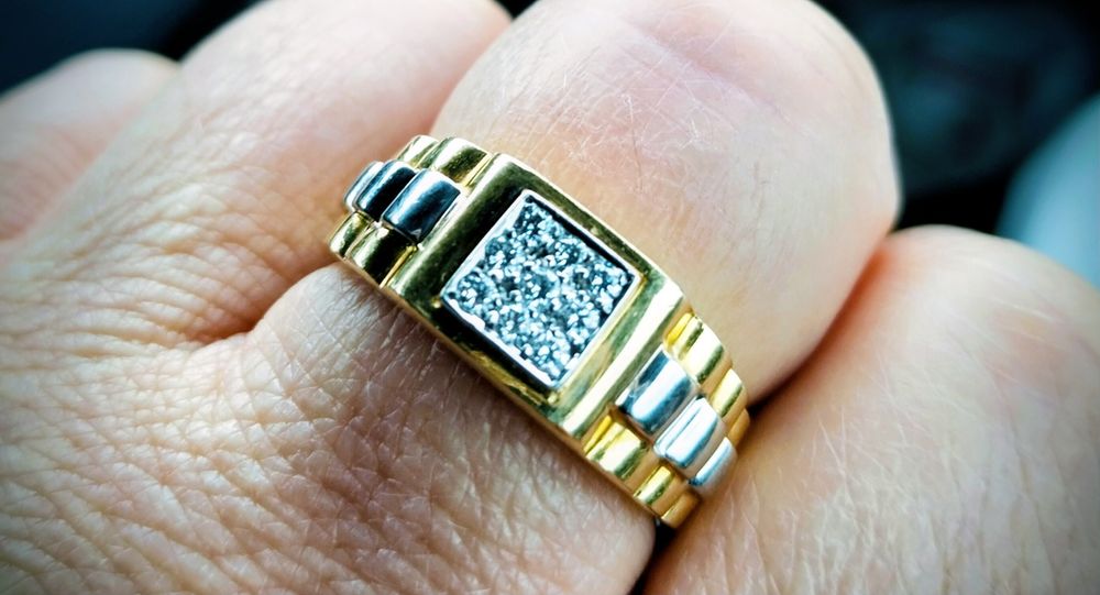 Anel de ouro  de 19kl com diamantes