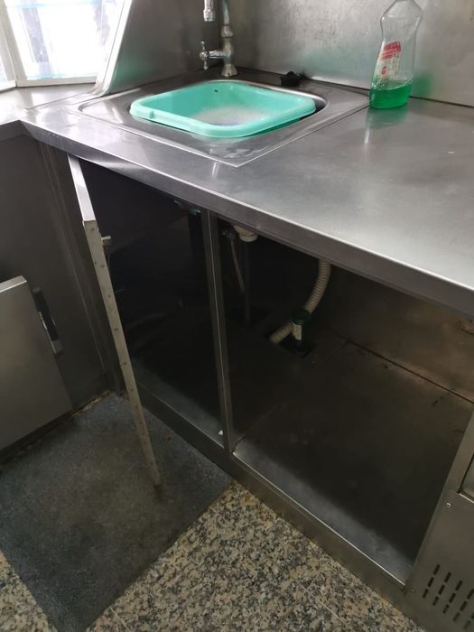 Vitrine, bancada frigorífica e bancada de inox