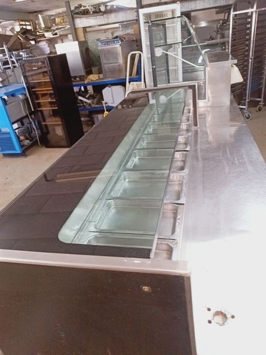 Balcão refrigerado com vitrine e covetes