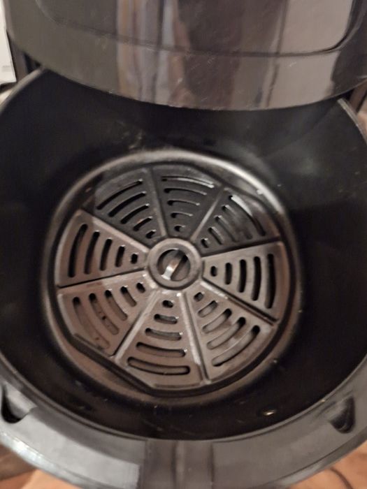 Vendo Air FrYer. Pouco uso.Capacidade cerca de 3l. Preço 20 euros