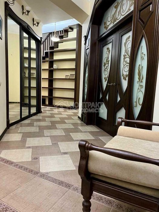 Продається будинок 307 м2, з бомбосховищем, м. Студентська