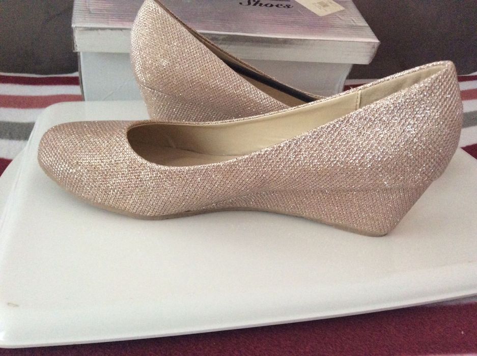 Туфли нарядные на танкетке