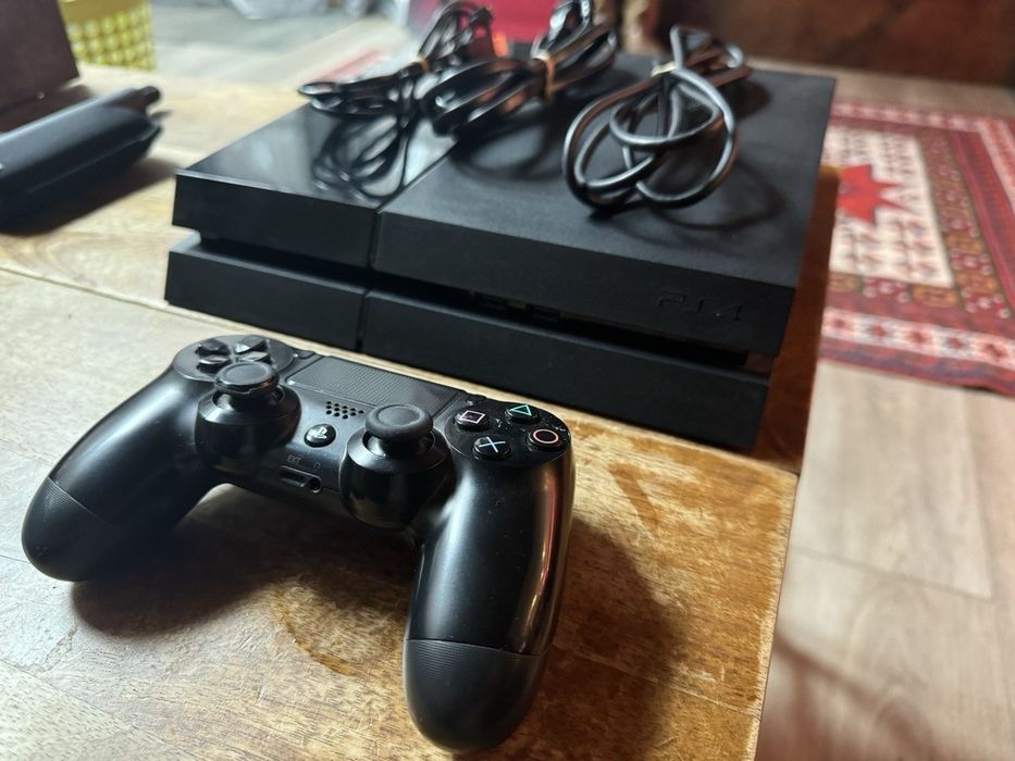 Vendo ps4 ótima com 2 comandos e 6 jogos