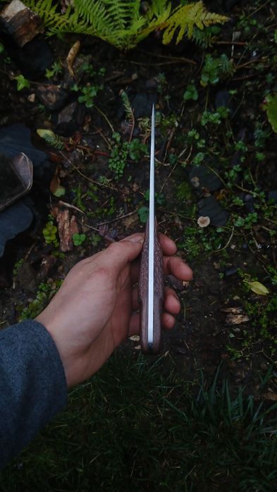 Ręcznie wykuty nóż myśliwski/ ręcznie rzeźbiona rękojeść. Knifemaking