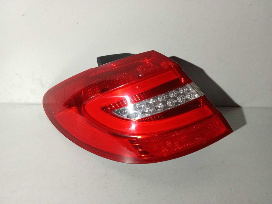 FAROLIM LADO ESQUERDO MERCEDES W246 2012