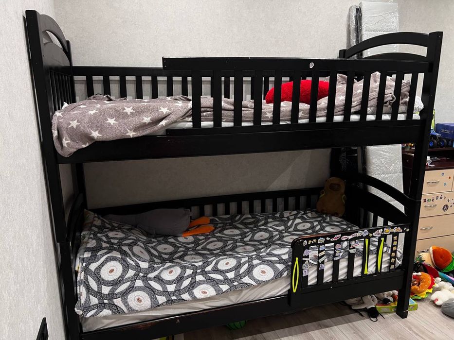 Двоповерхове ліжко з матрацами