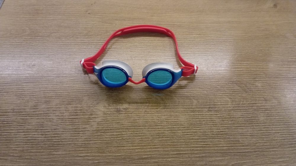 Шапка и очки для плавания