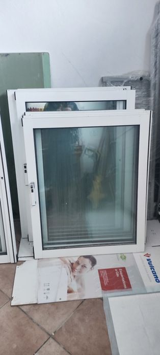 Janelas branco e aro verde