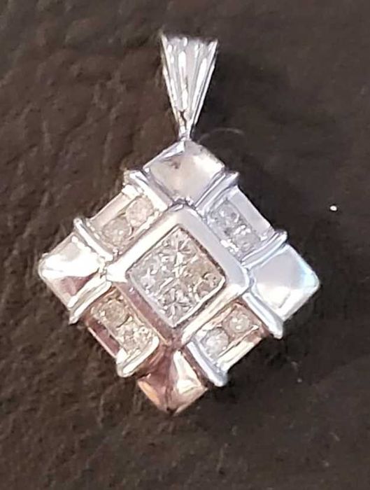 łańcuszek z zawieszką białe złoto z diamentami