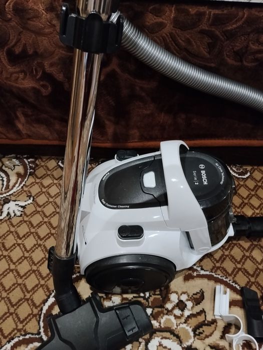 Пилесос BOSCH з контейнером для сміття, 700вт.