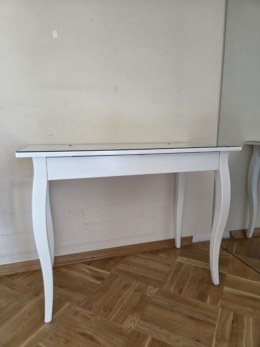 Stylowa biała toaletka / konsolka ze szklanym blatem.