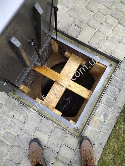 Прихований герметичний люк під бруківку в вуличний підвал каналізації