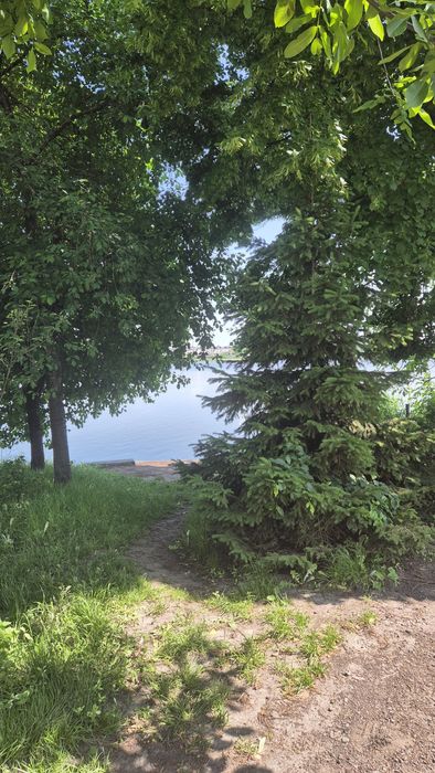 Частина будинку біля озера