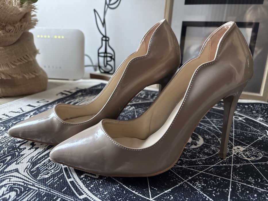 Beżowe lakierowane szpilki.