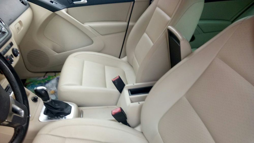 Автототранспорт Фольксваген-Тигуан серебристо серого цвета