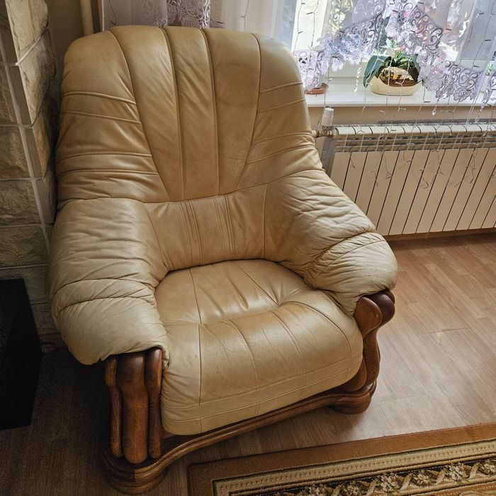 Elegancki komplet mebli wypoczynkowych – skóra + lite drewno