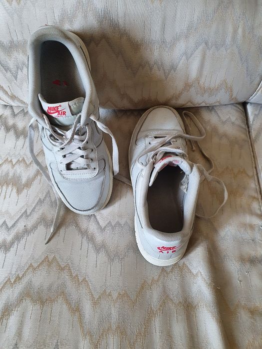 Sapatos de senhora e botas.Ténis