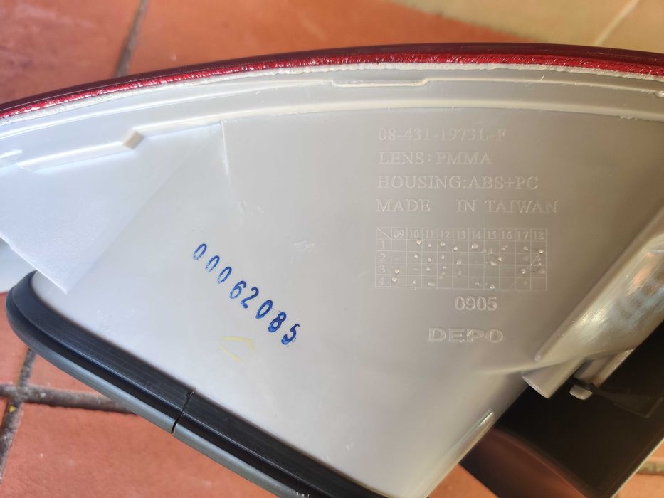 Farolim traseiro à esquerda parte externa para FORD Mondeo Mk4 Sedan