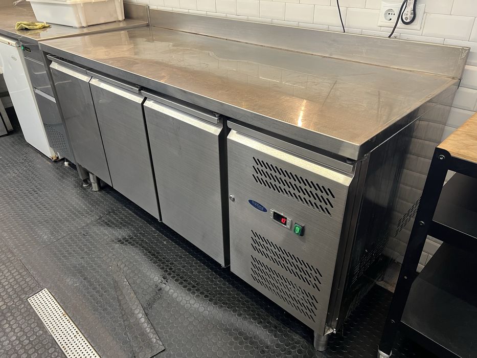 Bancada refrigerada com splashguard