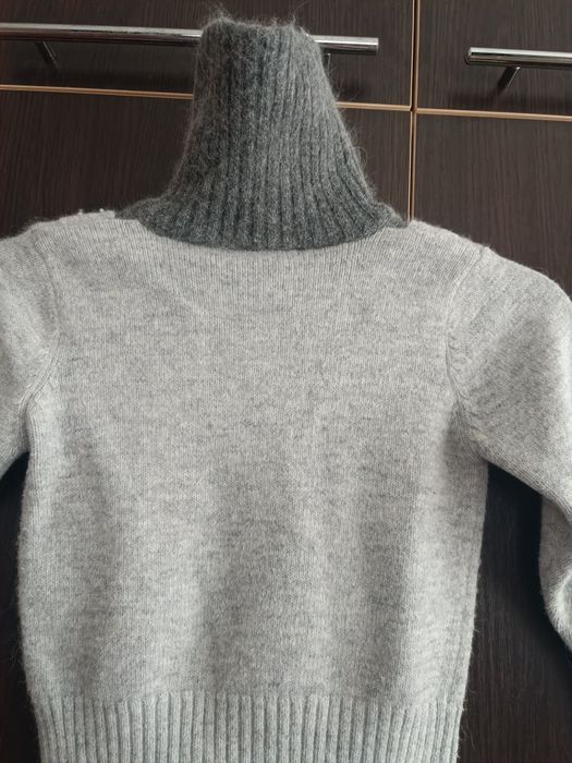 Продам тепленькую кофточку на змейке для девочки на 3-5 лет