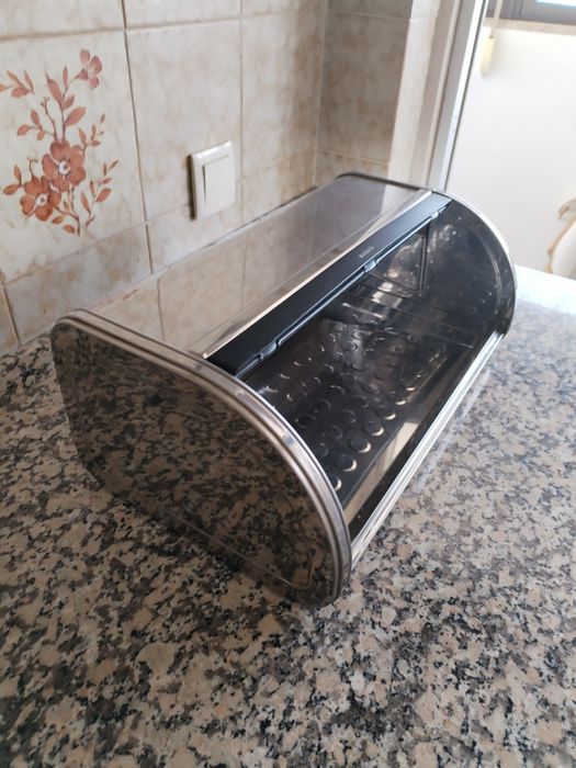Caixa para Pão BRABANTIA Brilliant Steel Roll Top. Caixa de pão de aço com tampa deslizante. Medidas: 44 de largura, 25 de profundidade e 17 de altura