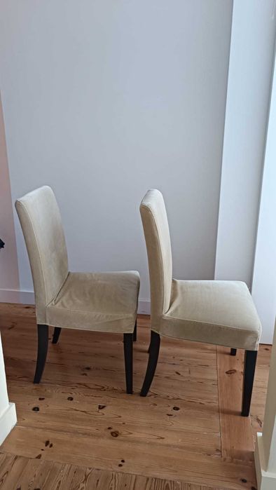 2 Cadeiras IKEA HENRIKSDAL com capas amarelas + pés escuros