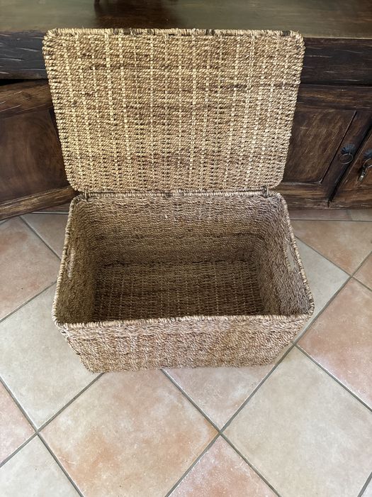 Arca pequena com estrutura de ferro , forrada a juta entrelaçada.