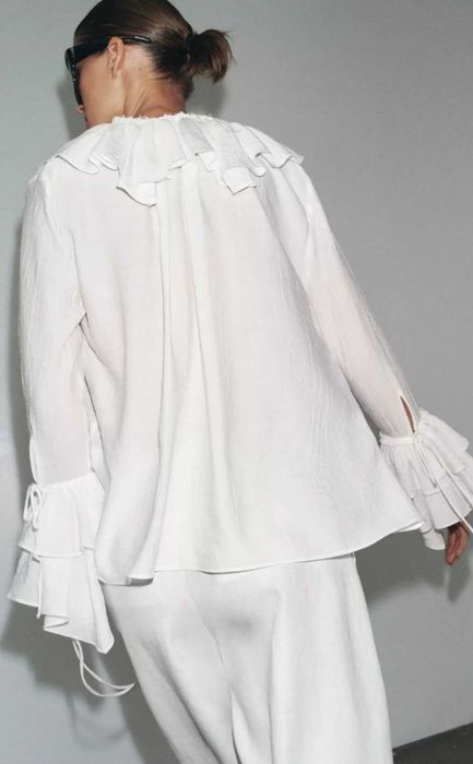 Блуза з воланами Zara