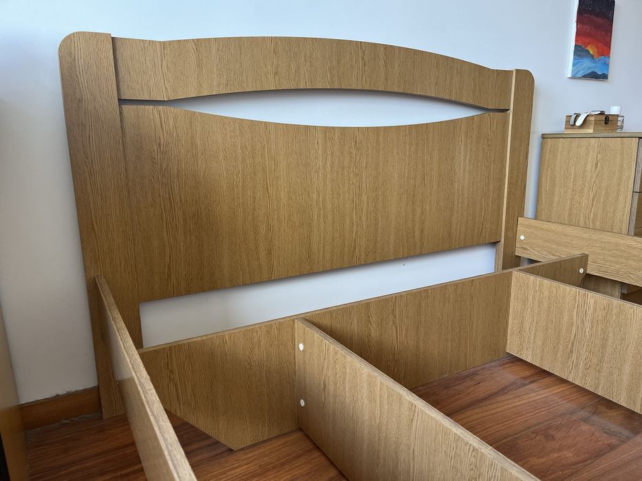 Cama casal + Mesinha cabeceira