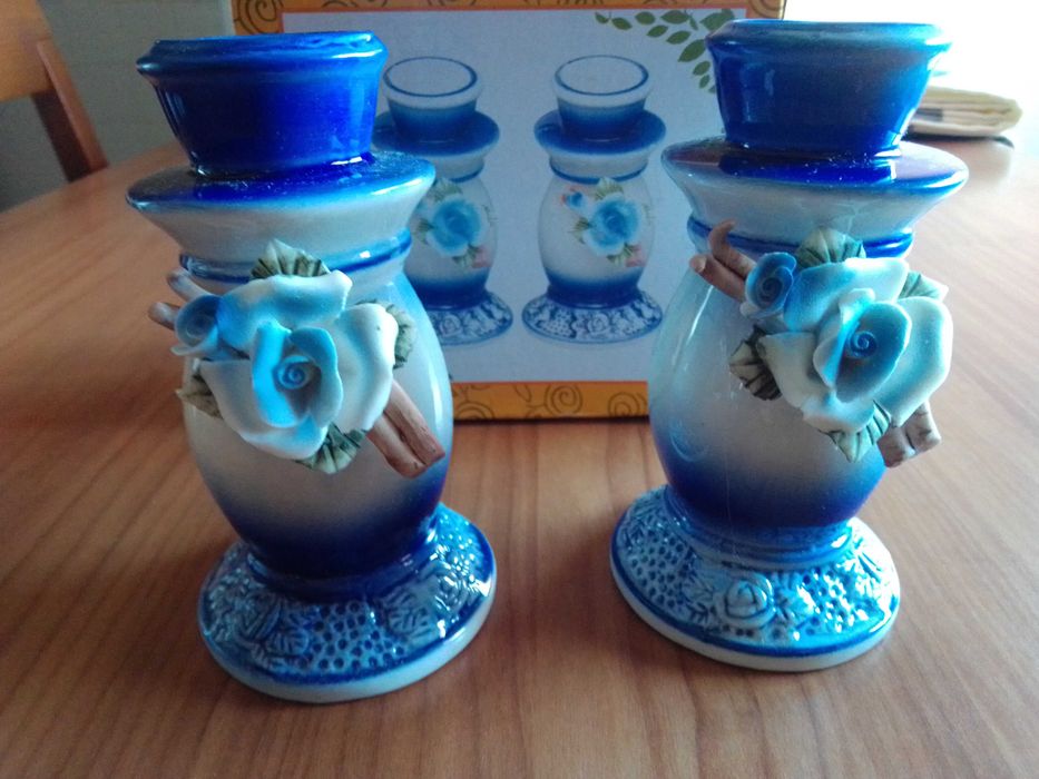 Conjunto de castiçais em loiça.